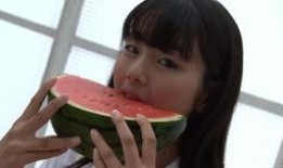 女孩说吃瓜