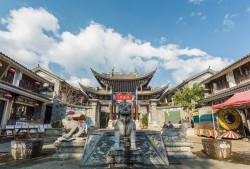 大理古城女子吃瓜,探寻古城生活韵味