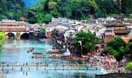 凤凰古城虹桥吃瓜,夏日吃瓜时光，感受古城风情