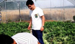 小伙下午吃瓜,小伙的悠闲下午时光