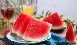 冰水面吃瓜,夏日消暑新风尚