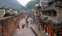 凤凰古城虹桥吃瓜,夏日吃瓜时光，感受古城风情