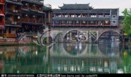 凤凰古城虹桥吃瓜,夏日吃瓜时光，感受古城风情