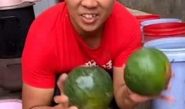 小伙下午吃瓜,小伙的悠闲下午时光