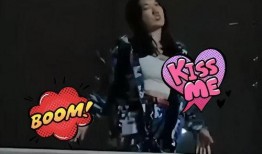 军训女生跳舞吃瓜,甜蜜瞬间捕捉校园风采