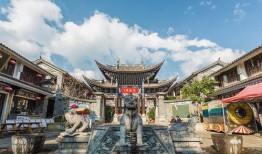 大理古城女子吃瓜,探寻古城生活韵味