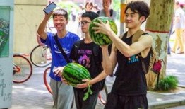 学校河边吃瓜,校园生活新篇章