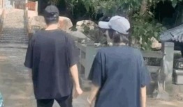 旅游吃瓜女子,揭秘美食背后的故事