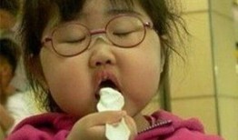 外婆吃瓜搞笑瞬间,笑料百出，温馨满满