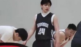 篮球男孩吃瓜,篮球少年瓜田奇遇记