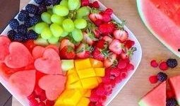 吃瓜吃出心形,一瓜解千愁，吃出浪漫心形情