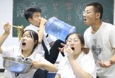 请老师吃瓜,师生共享美食时光