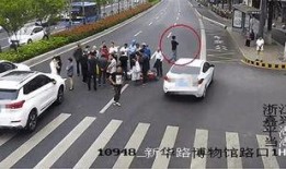 男子车祸吃瓜图片大全,意外中的幽默一幕